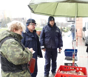 Kontrola łódzkiego targowiska przez funkcjonariuszy łódzkiej komendy i straży rybackiej.