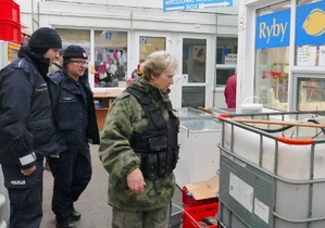 Kontrola łódzkiego targowiska przez funkcjonariuszy łódzkiej komendy i straży rybackiej.