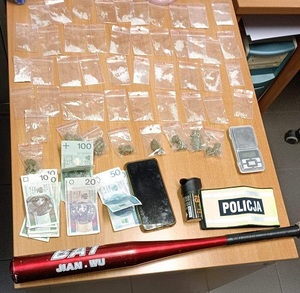 Narkotyki, pałka, gaz pieprzowy, waga jubilerska, pieniądze i telefon zabezpieczone przez policjantów.