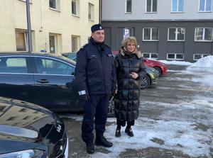 Komendant Miejski Policji w Łodzi stoi przy radiowozach z Prezydent Miasta Łodzi.