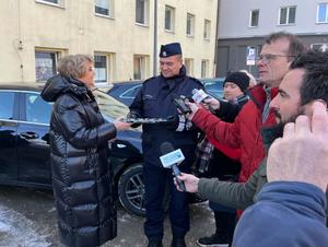 Komendant Miejski Policji w Łodzi odbiera kluczyki do nowych radiowozów od Prezydent Miasta Łodzi.