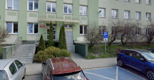 Budynek VIII Komisariatu Policji w Łodzi z windą umożliwiającą wjazd wózków. Przed budynkiem miejsca parkingowe dla niepełnosprawnych.