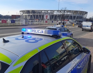 Policyjne radiowozy pod stadionem imienia Władysława Króla w Łodzi.