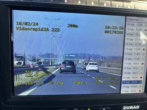 Zdjęcie z wideorejestratora, widać drogę po której jadą dwa samochody.