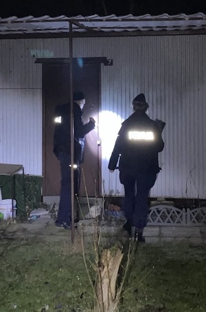 Policjanci w porze wieczorowo-nocnej kontrolują ogródki działkowe z uwagą na osoby bezdomne.