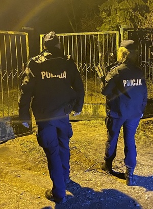 Policjanci w porze wieczorowo-nocnej kontrolują ogródki działkowe z uwagą na osoby bezdomne.