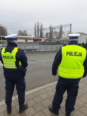 Policjanci Wydziału Ruchu Drogowego w trakcie zabezpieczenia.