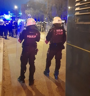 Policjanci podczas zabezpieczenia przemarszu kibiców przyjezdnym na dworzec Łódź - Niciarniana.