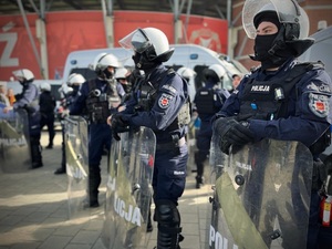 Policjanci z Oddziału Prewencji Policji w Łodzi podczas zabezpieczenia meczu piłkarskiego.