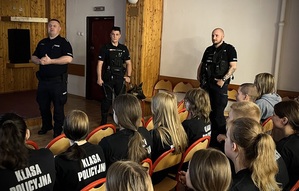 Młodzież z klasy mundurowej w XLII Liceum ogólnokształcącego oraz policjanci z Wydziału Prewencji Komendy Miejskiej policji w Łodzi podczas spotkania.