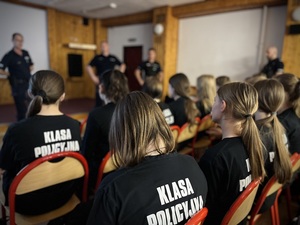 Młodzież z klasy mundurowej słucha policjantów z Wydziału Prewencji Komendy Miejskiej Policji w Łodzi.