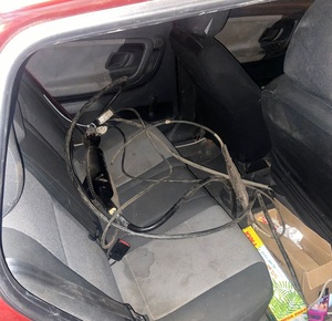 Kabel telekomunikacyjny na tylnej kanapie samochodu.
