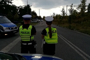 Policjanci Wydziału Ruchu Drogowego Komendy Miejskiej Policji w Łodzi w trakcie zabezpieczenia.