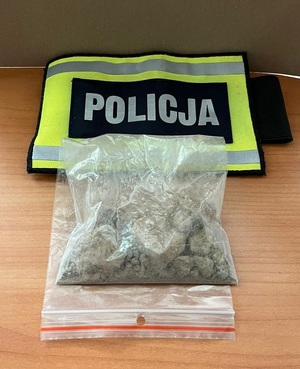 Zabezpieczona przez policjantów heroina w woreczku strunowym.