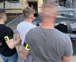 Łódzcy policjanci prowadzą zatrzymanego.