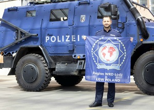 Łódzki policjant podczas Światowego Seminarium dla Młodych Policjantów w Austrii.