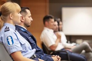 Łódzki policjant podczas Światowego Seminarium dla Młodych Policjantów w Austrii.