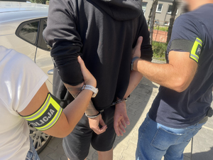 Podejrzany prowadzony przez łódzkich policjantów.