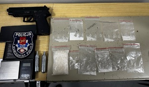 Zabezpieczone przez policjantów narkotyki, waga oraz broń pneumatyczna.