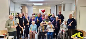 Wspólne zdjęcie prelegentów oraz uczestników debaty z otrzymanymi odblaskami.