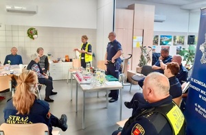 Policjanci z Komendy Miejskiej Policji w Łodzi oraz strażnicy ze Straży Miejskiej w Łodzi podczas debaty z seniorami.