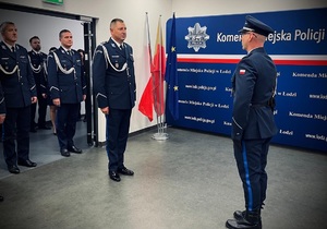 Dowódca uroczystości składa meldunek Zastępcy Komendanta Wojewódzkiego Policji w Łodzi inspektorowi Andrzejowi Patrzałkowi.