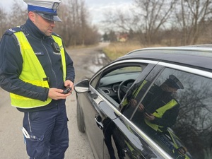 Policjant podczas kontroli drogowej.