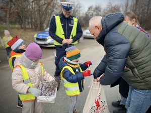 Kierujący wybiera prezent z worka za prawidłową jazdę.