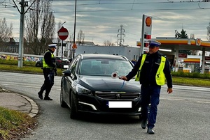 Policjanci zatrzymują pojazd do kontroli.