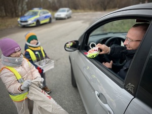 Zadowolony kierujący rozmawia z dziećmi.