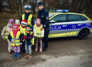 Zdjęcie dzieci z policjantkami.