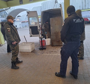 Funkcjonariusze policji oraz Państwowej Straży Rybackiej patrolują targowiska.