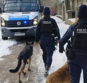 Policjanci podczas kontroli targowisk miejskich.