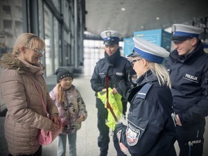 Łódzcy policjanci rozdają odblaski.