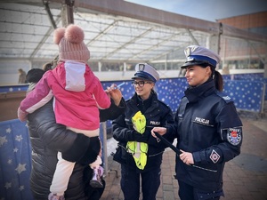 Łódzcy policjanci rozdają odblaski.