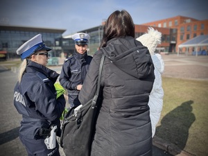 Łódzcy policjanci rozdają odblaski.