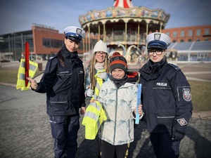 Łódzcy policjanci rozdają odblaski.