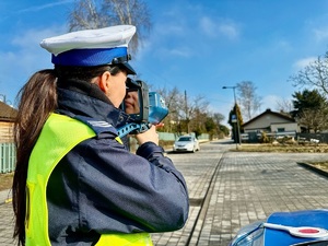 Policjantka kontroluje prędkość na drogach Łodzi.