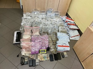 Narkotyki, elektronika i pieniądze zabezpieczone przez policjantów.