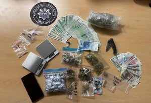 Zabezpieczone przez policjantów narkotyki, elektronika i pieniądze.