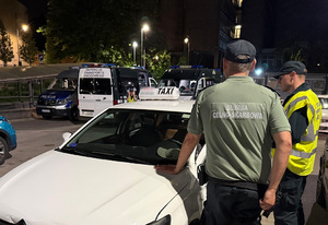 Funkcjonariusze Inspekcji Transportu Drogowego i Służby Celno - Skarbowej w trakcie kontroli pojazdu Taxi.