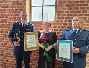 Wspólne zdjęcie Komendanta Miejskiego w Łodzi młodszego inspektora Mariusza Siejki, Naczelnika Wydziału Prewencji łódzkiej komendy komisarza Kamila Olczyka oraz Pani Dyrektor XLII Liceum Ogólnokształcącego Lucyny Górnej.
