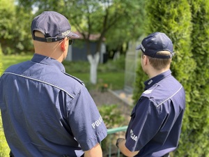 Policjanci kontrolują ogródki działkowe.