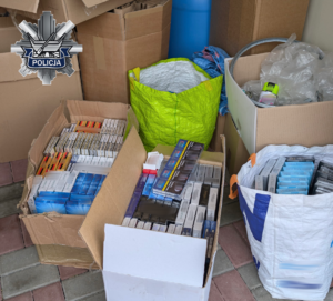 Zabezpieczone papierosy bez polskich znaków akcyzy podczas przeszukania.