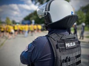 Oddział Prewencji Policji w Łodzi zabezpiecza przejście kibiców.