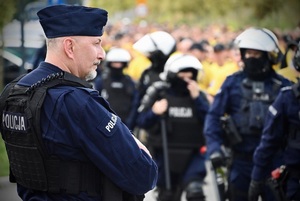 Oddział Prewencji Policji w Łodzi zabezpiecza przejście kibiców.