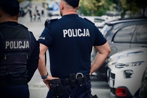 Policjanci z łódzkiej komendy zabezpieczają mecz piłki nożnej.