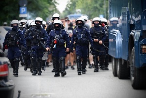 Oddział Prewencji Policji w Łodzi zabezpiecza przejście kibiców.