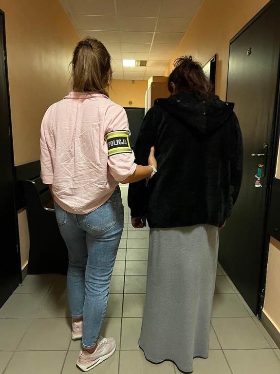 Zatrzymana prowadzona przez policjantkę.