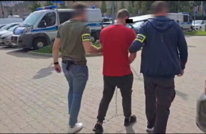 Zatrzymany prowadzony przez łódzkich policjantów.